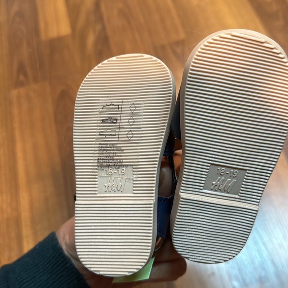 C48.new H&M baby sandles size 4/5T - Picture 3 of 4